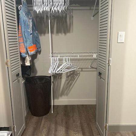 Spacious Room & Living Area In Nw! Calgary Extérieur photo