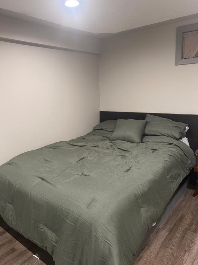 Spacious Room & Living Area In Nw! Calgary Extérieur photo