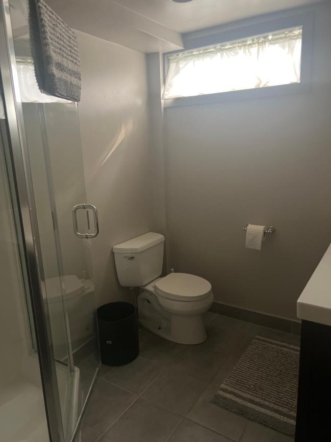 Spacious Room & Living Area In Nw! Calgary Extérieur photo